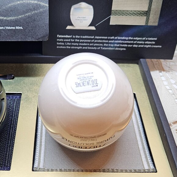 SHISEIDO  FUTURE SOLUTION LX Total Protective & Regenerating Day and Night Set - Picture 5 of 9